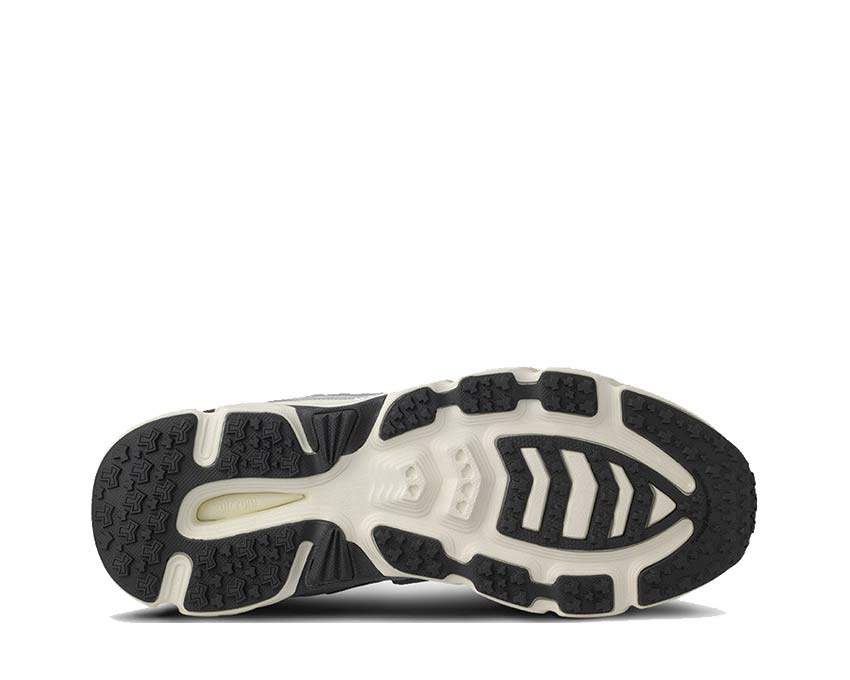 Karhu Super Fulcrum White Quarry detalle — logo oso Karhu bordado blanco gris