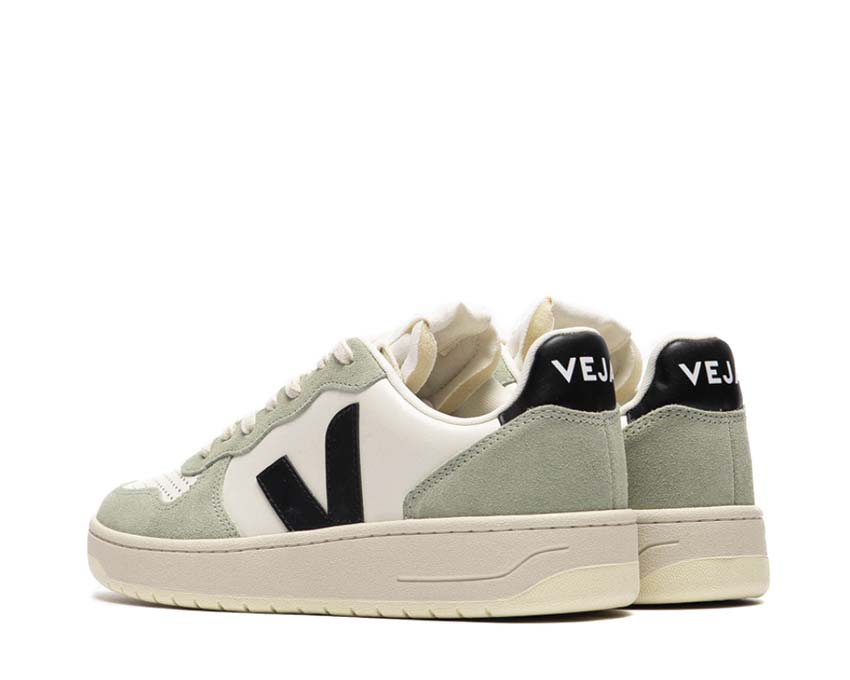 Veja V-10 Leather Pure Black Clay detalle — logo V tricolor