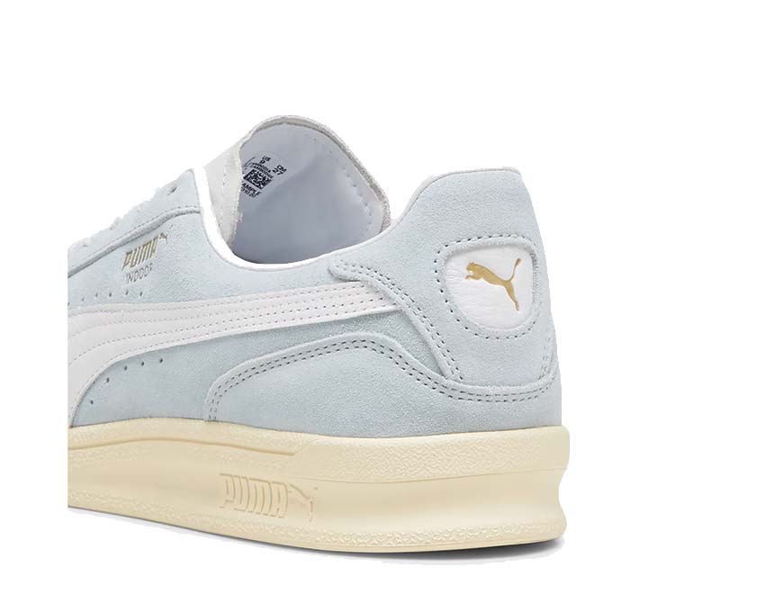 Puma Indoor Soft White détail — logo Puma sobre et épuré