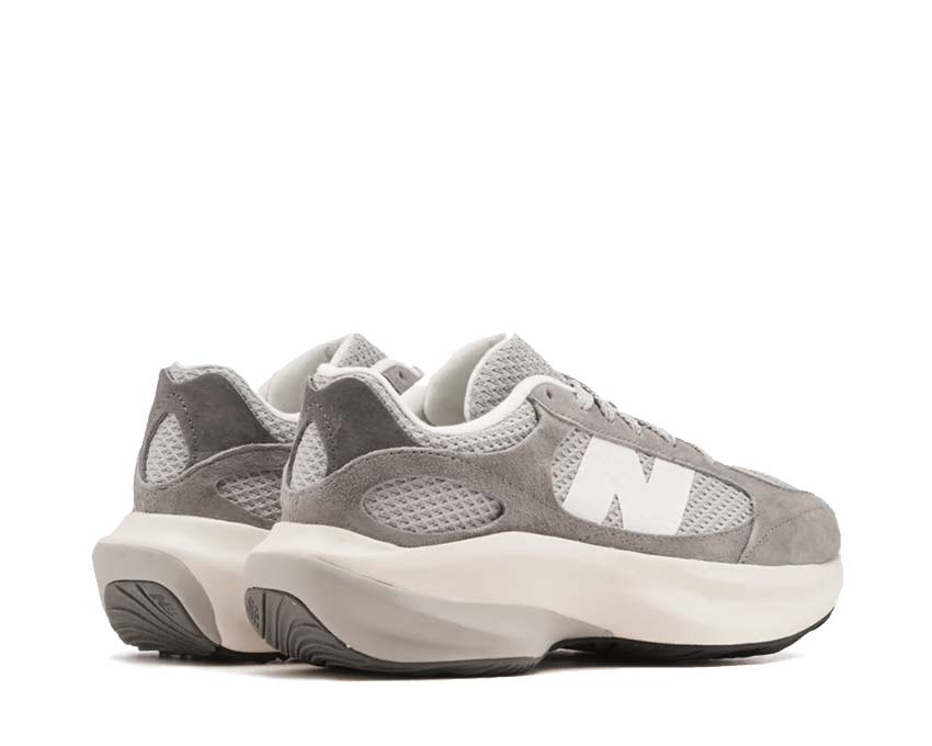 New Balance UWRPD — vista tres cuartos trasera