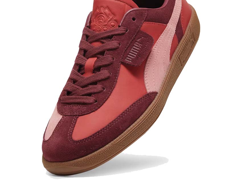 Puma Palermo Palomo Regal Red Passion Fruit detalle — logo Puma bordado pastel