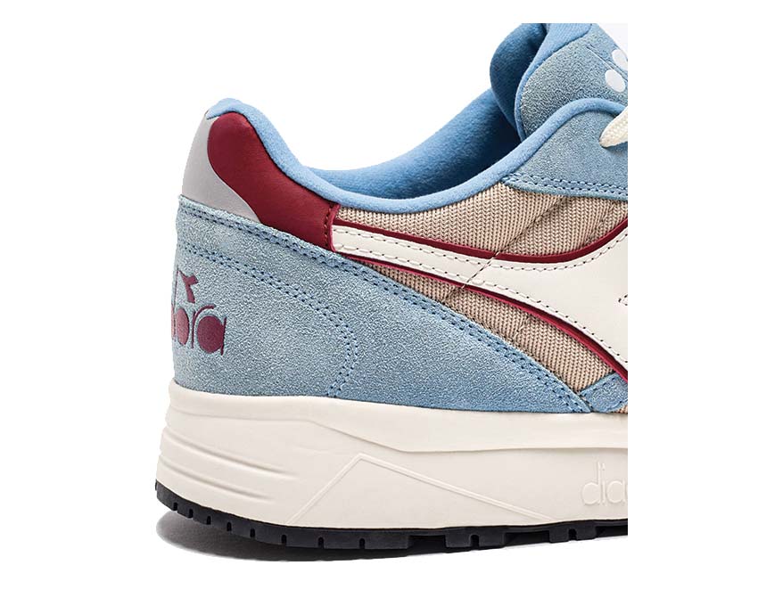 Diadora N902 Oyster Gray Dusk Blue detalle — lengüeta logo