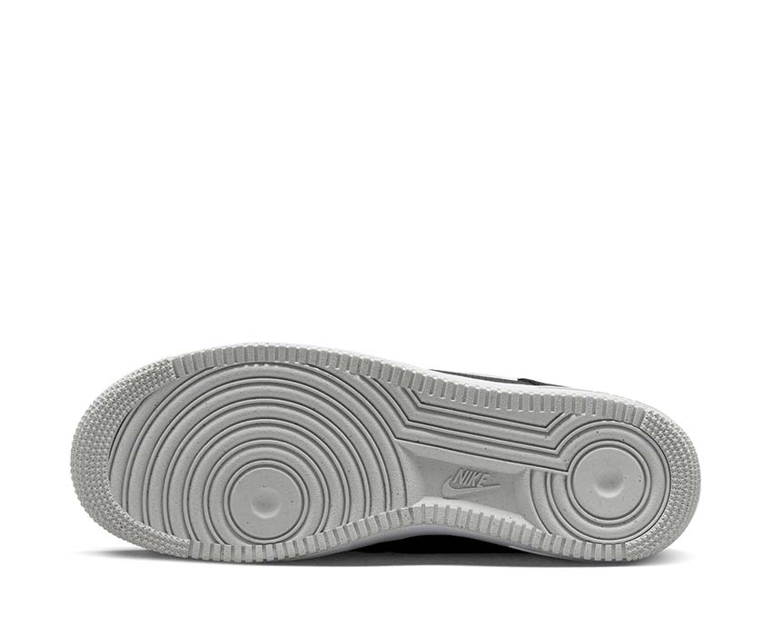 Nike Air Force 1 07 Black Photon Dust White — vue trois quarts