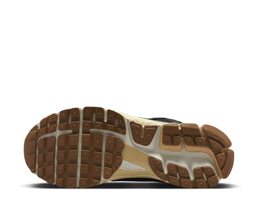 Nike Zoom Vomero 5 PRM Black Sesame — vista trasera mujer