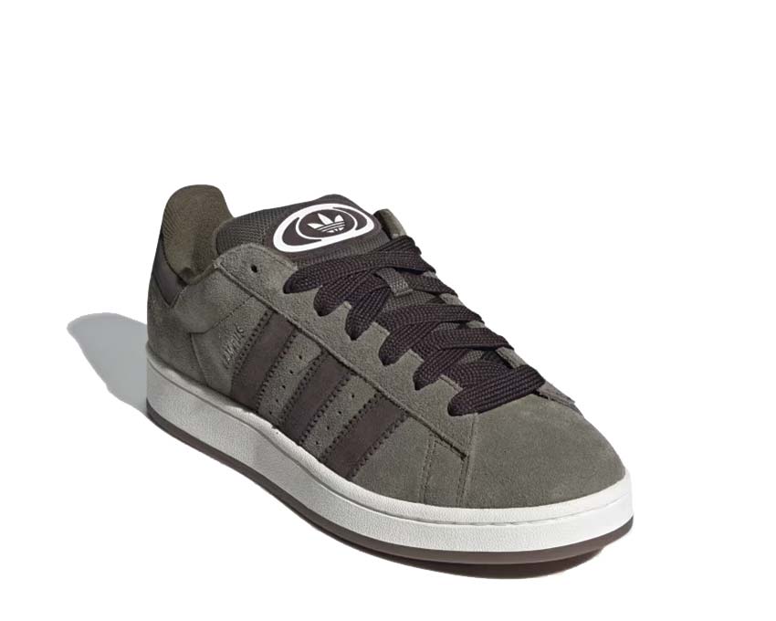 Adidas Campus 00s Olive Strata vista lateral — perfil bajo ante y suela de goma
