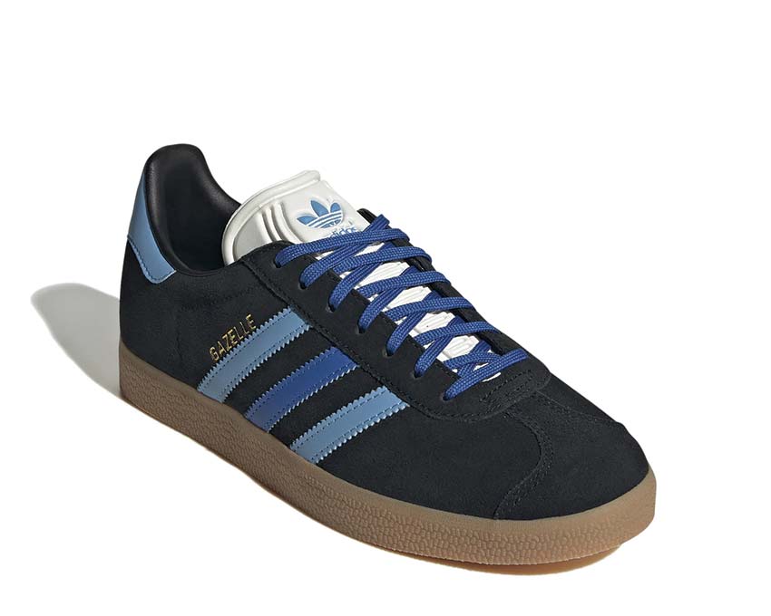 Adidas Gazelle Black Light Blue vista lateral — 3 rayas gamuza perfil lifestyle