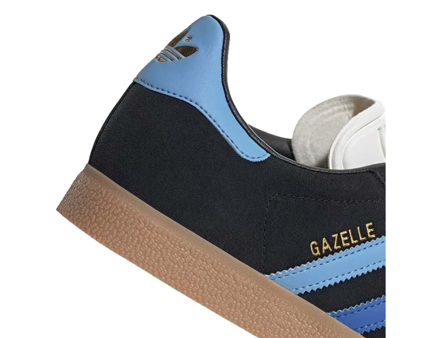 Adidas Gazelle Black Light Blue detalle — panel gamuza Light Blue en contraste