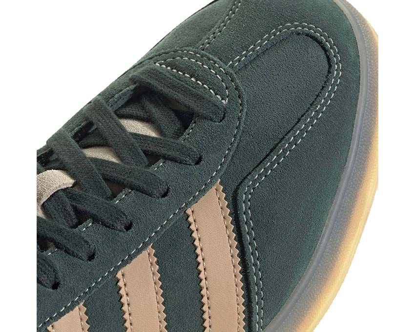 Adidas Gazelle Indoor vue latérale — trois bandes contrastantes profil bas