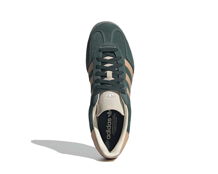 Adidas Gazelle Indoor détail — languette rembourrée et logo Adidas doré