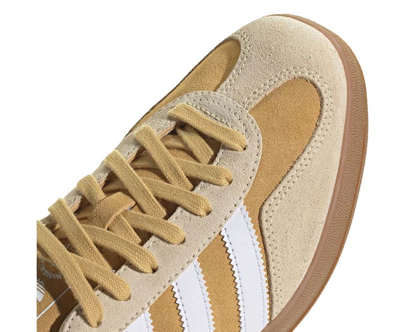 Adidas Gazelle Indoor Oat Seitenansicht — strukturiertes Wildlederobermaterial
