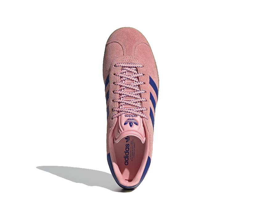 Adidas Gazelle W Semi Pink Spark detalle — acentos Lucid Blue y Pure Sulfur