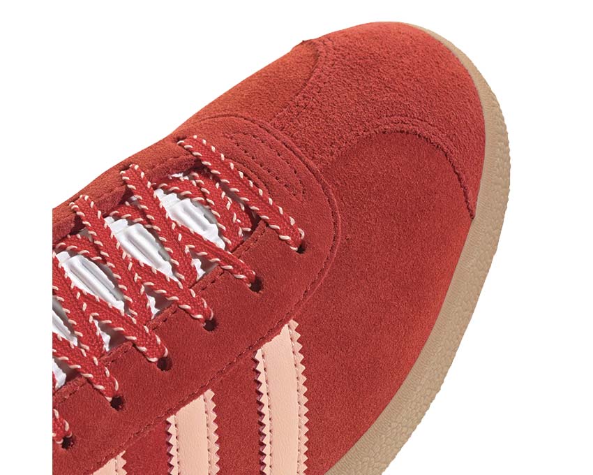 side view — Gazelle Better Scarlet rubber sole