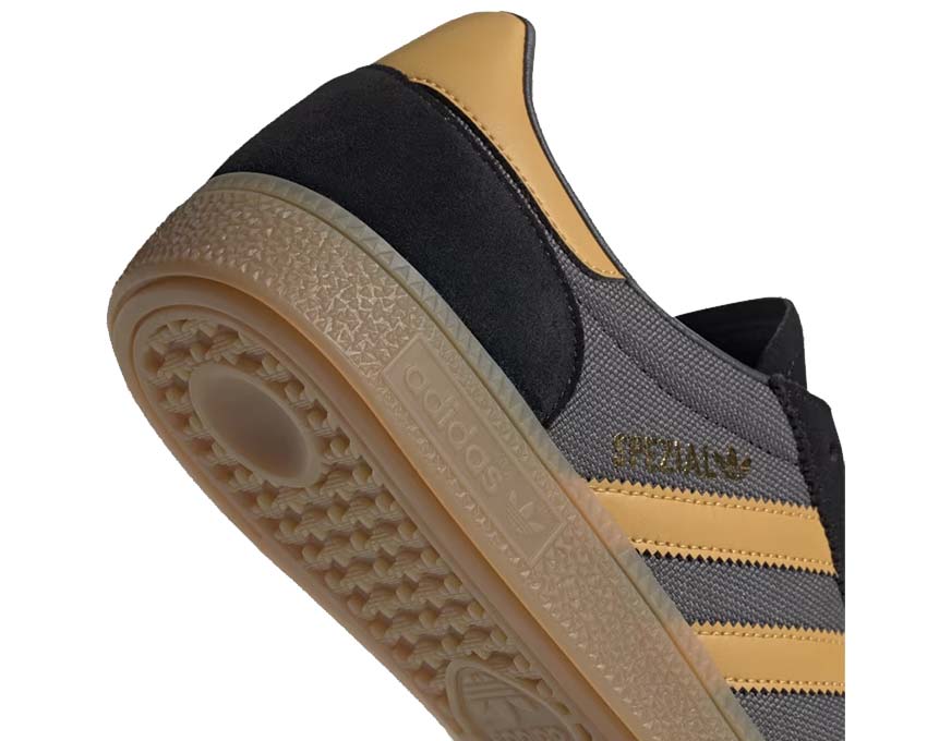 Adidas Handball Spezial Black Preloved Yellow détail — languette brodée et empiècement suède