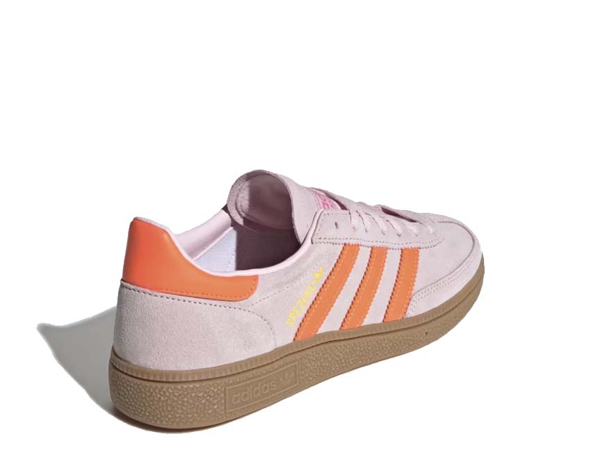 Adidas Handball Spezial W Clear Pink détail — daim rose et orange solaire