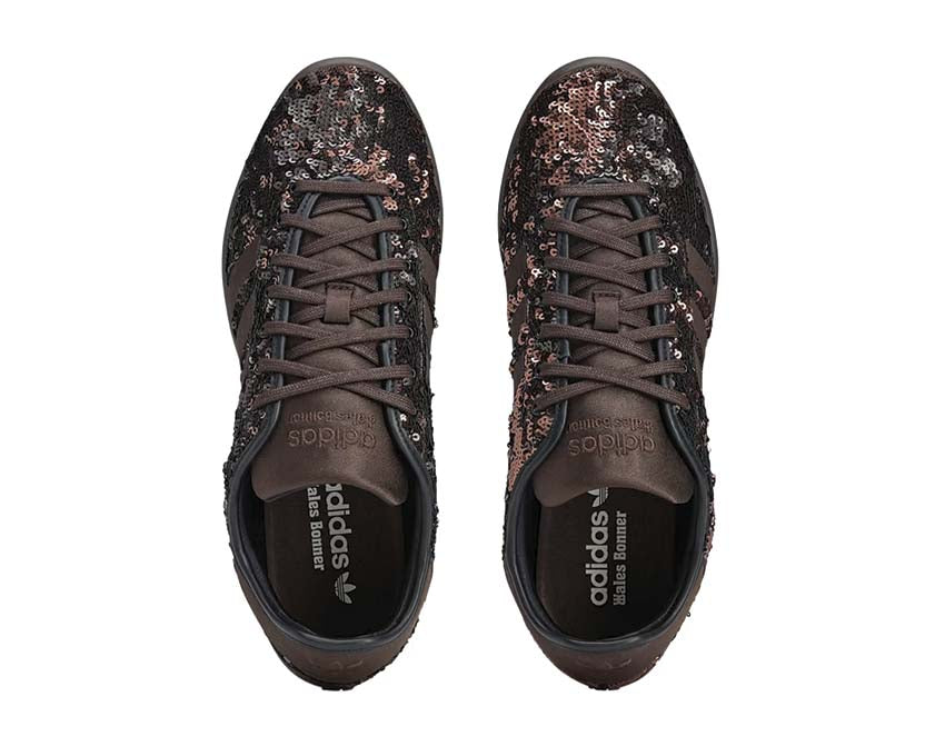 Adidas Karintha x Wales Bonner Sequin Dark Brown detalle — lentejuelas doradas brillantes