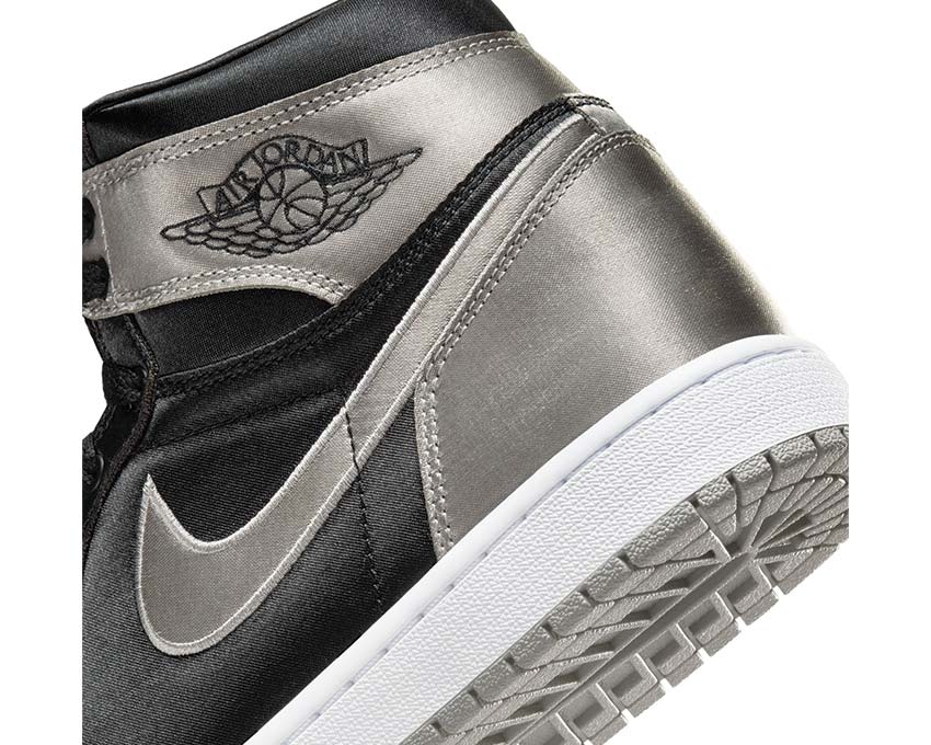 Air Jordan 1 Retro Hi OG Wmns Black Medium Grey vue latérale — cuir noir gris femme