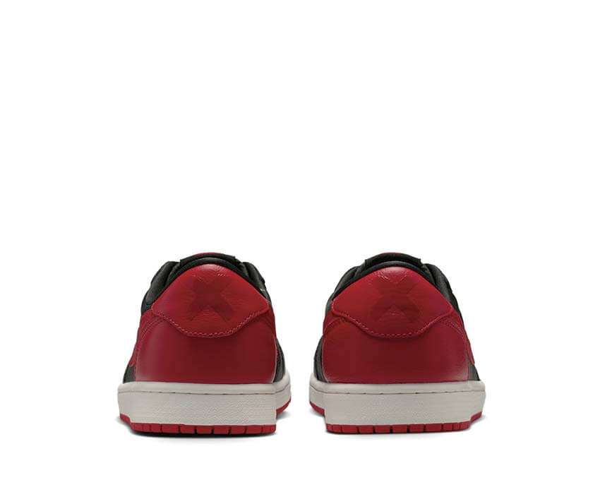Air Jordan 1 Retro Low OG Banned détail — cuir perforé noir Banned OG
