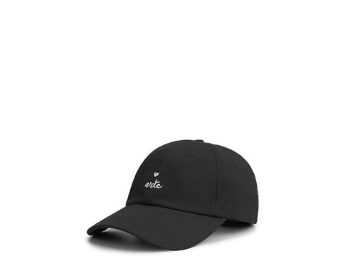 Arte Heart Logo Cap Black — Unisex-Kappe gesticktes Herz-Logo Streetwear