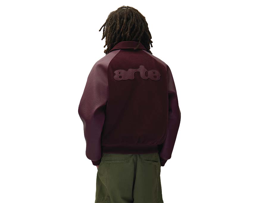 Arte Varsity Jacket détail — dos et logo varsity jacket unisexe