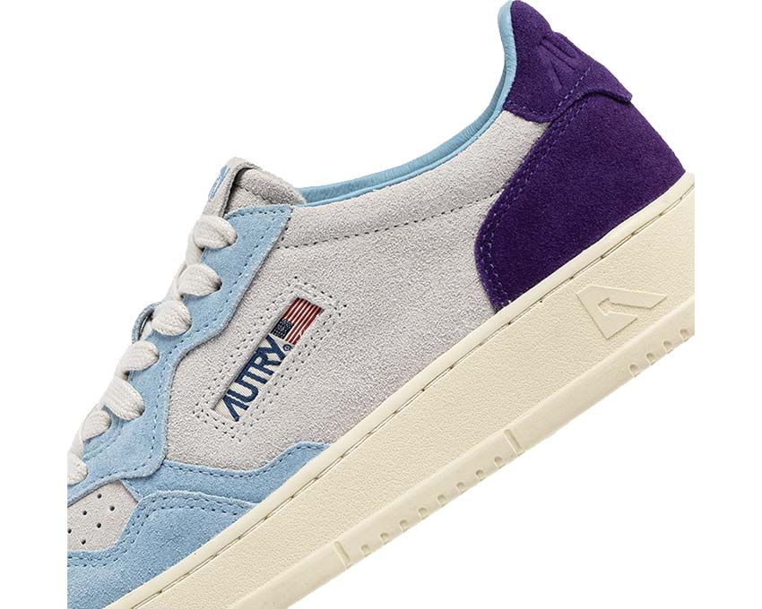Autry Medalist Low Tric Suede Port Mauve detalle — paneles tricolores