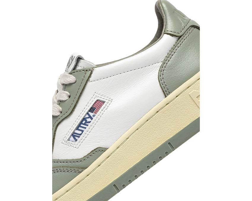 Autry Medalist Low Blanc/Bleu vue latérale — cuir blanc et bleu sport