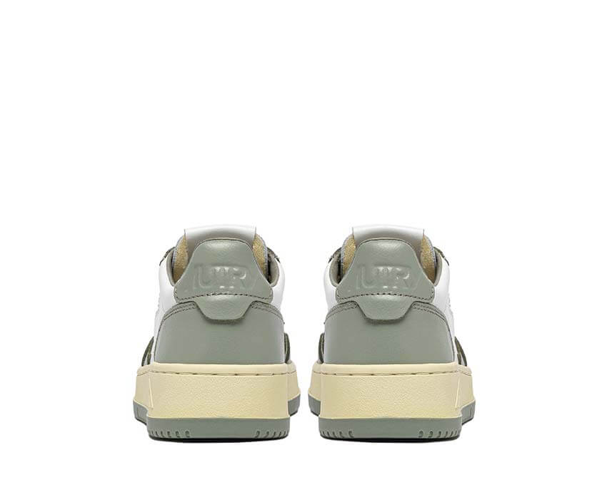 Autry Medalist Low Sea détail — logo Autry cuir bleu mer Medalist femme