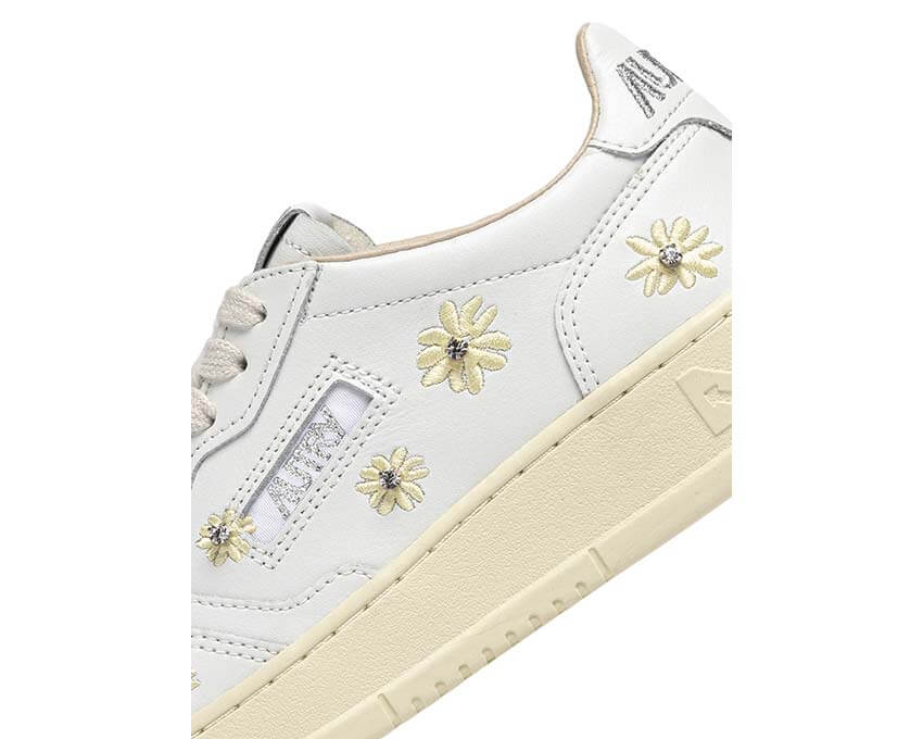 Autry Medalist Low Blanc Or vue latérale — cuir blanc détails or Medalist femme