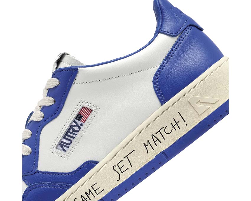Autry Medalist Low Match Bic White Pale Blue vista lateral — cuero blanco y azul