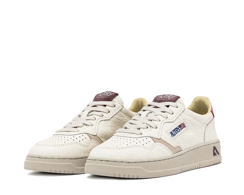 Autry Medalist Low W Nubuck Suede Rose Sand vista lateral — cuero y ante