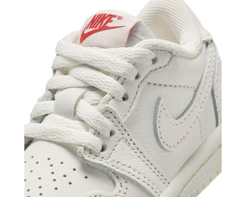 Jordan 1 Retro Low OG TD Sail University Red vue latérale — tige cuir crème