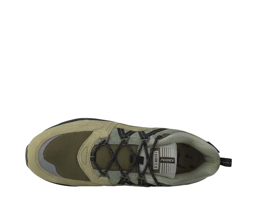 Karhu Fusion 2.0 Pale Olive Green détail — logo Karhu