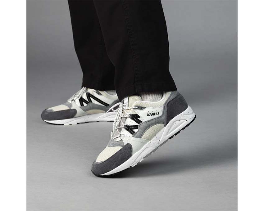 Karhu Fusion 2.0 Jet Black vue latérale — tige cuir et mesh noir premium