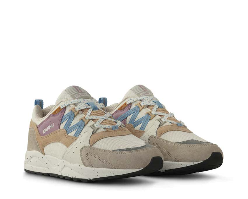 Karhu Fusion 2.0 Silver Lining Milky Blue Seitenansicht — Mesh silber und milchblau