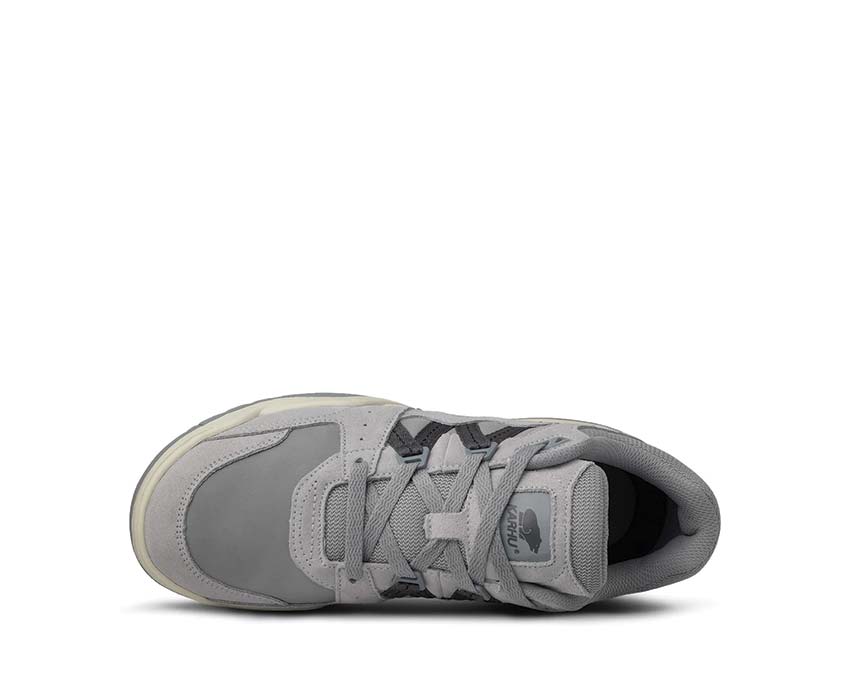 Karhu Fusion XT Lunar Rock Magnet detalle — logo oso Karhu bicolor