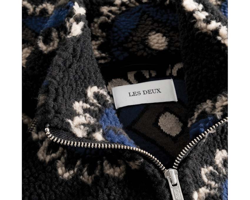 Les Deux Red Zipper Jacket Black Blueprint detalle — bandas de colores logo