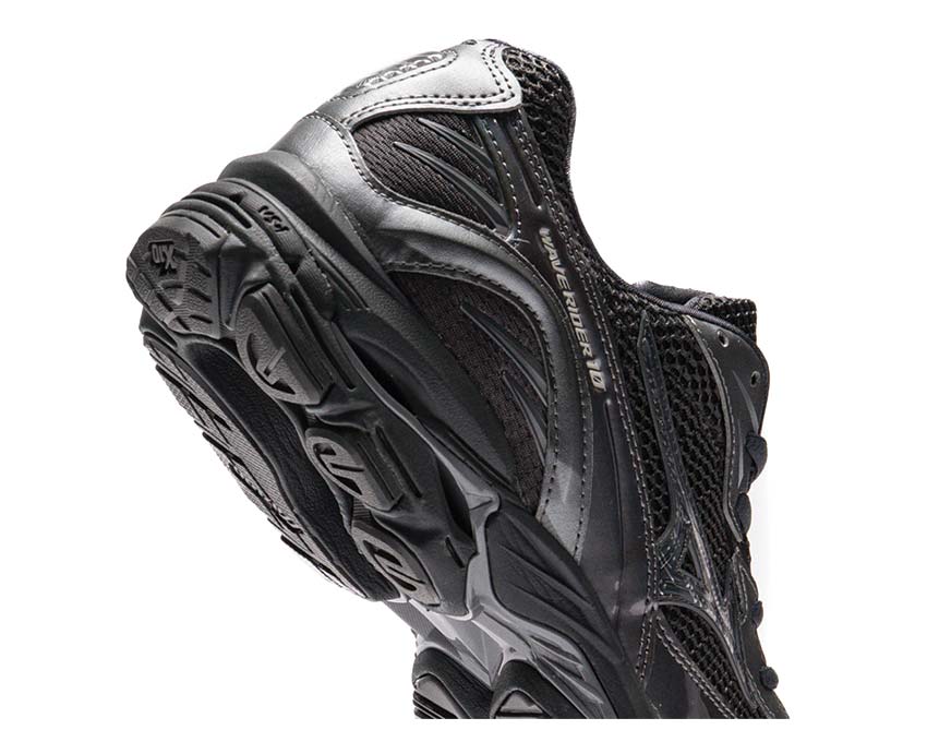 Mizuno Wave Rider 10 Black Seitenansicht — Retro 90s Laufschuh Design