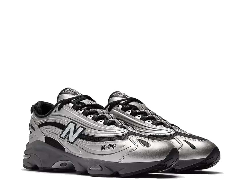 New Balance 1000 Metallic Silver vista laterale — riflessi argentati sulla tomaia premium