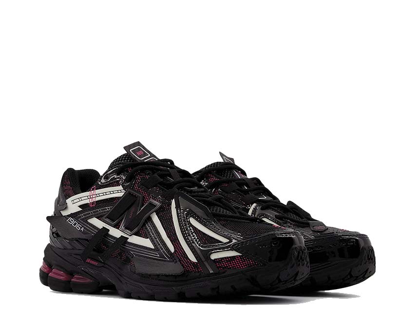 New Balance 1906A Black vista lateral — parte superior malla negra Protection Pack