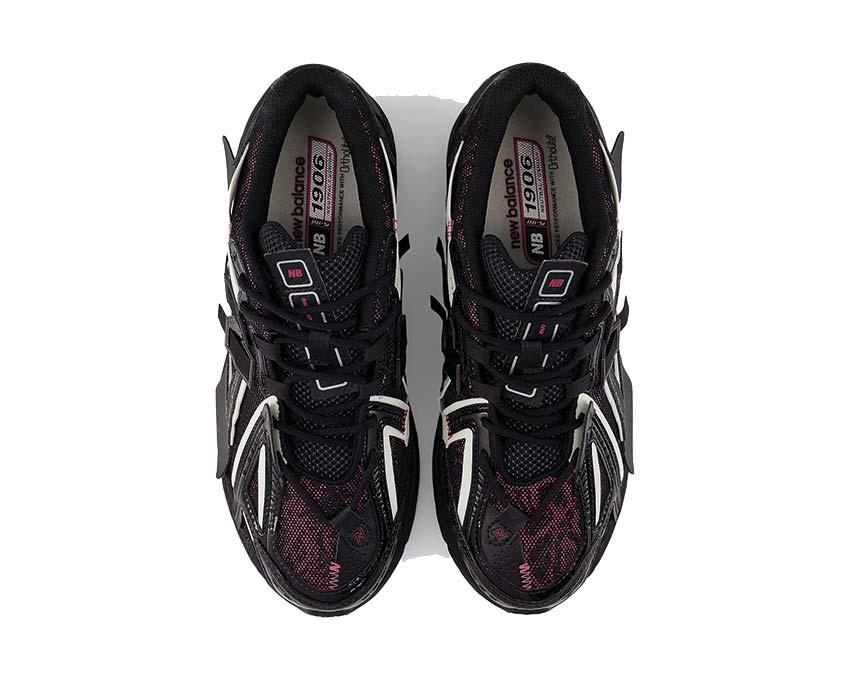 New Balance 1906A Black detalle — acento Dragon Berry en panel lateral