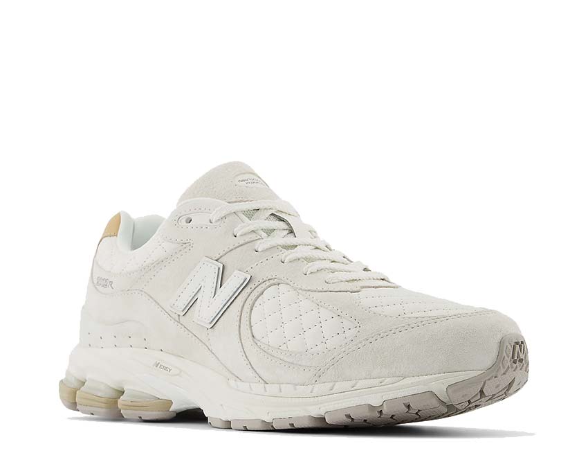 New Balance 2002R Sea Salt vista lateral — parte superior mesh y cuero