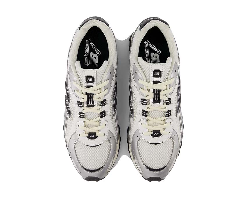 New Balance 204L Silver Metallic détail — logo N argenté sur tige métallisée chromée