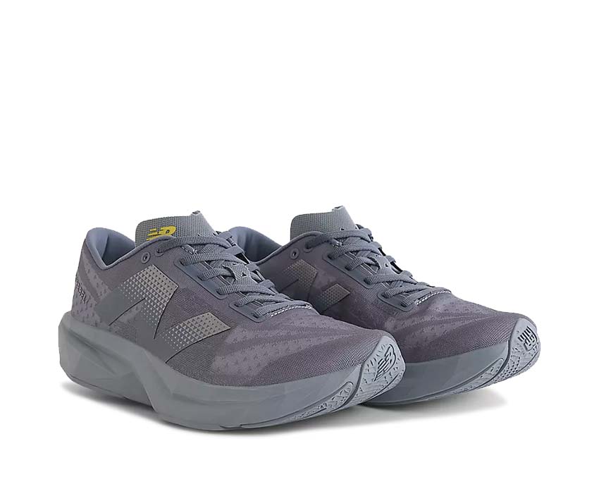 New Balance FuelCell Rebel V4 Dark Arctic Grey vue latérale — profil dynamique