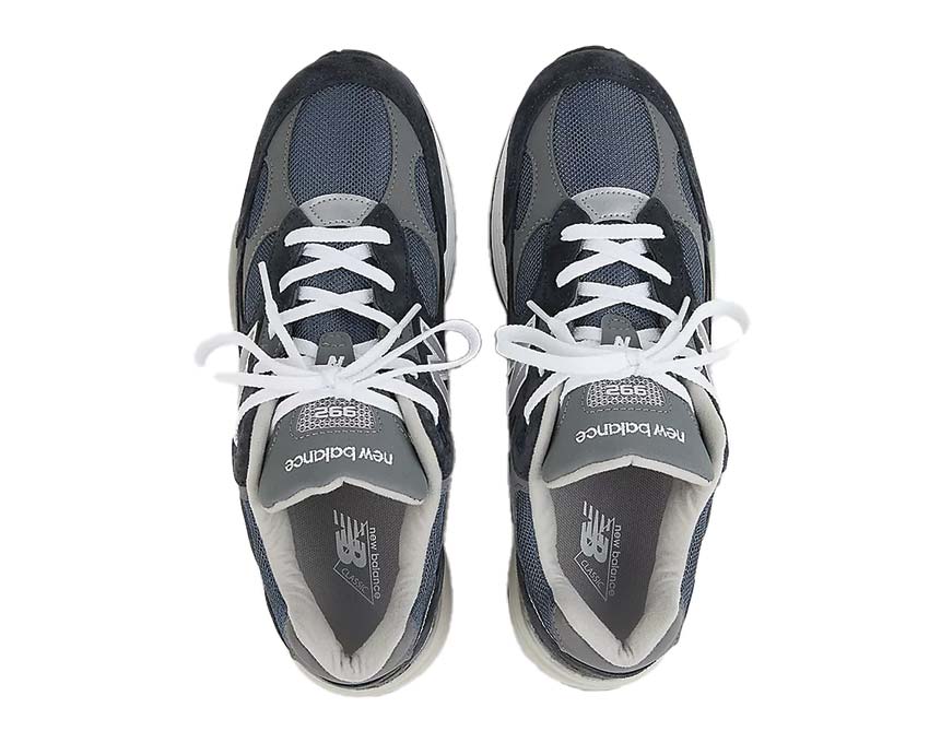 New Balance 992 Navy Grey Silver — vue trois quarts sneaker Made in USA