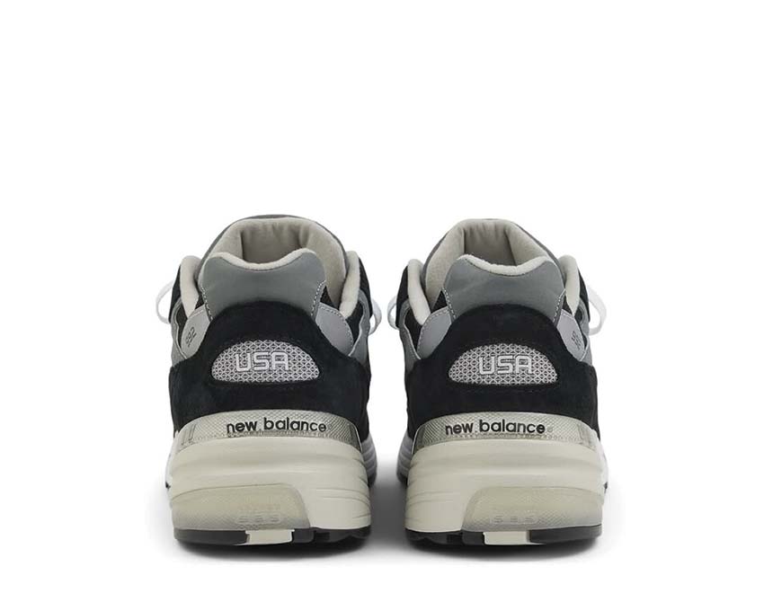 New Balance 992 Core Black détail — construction all-black empiècements techniques