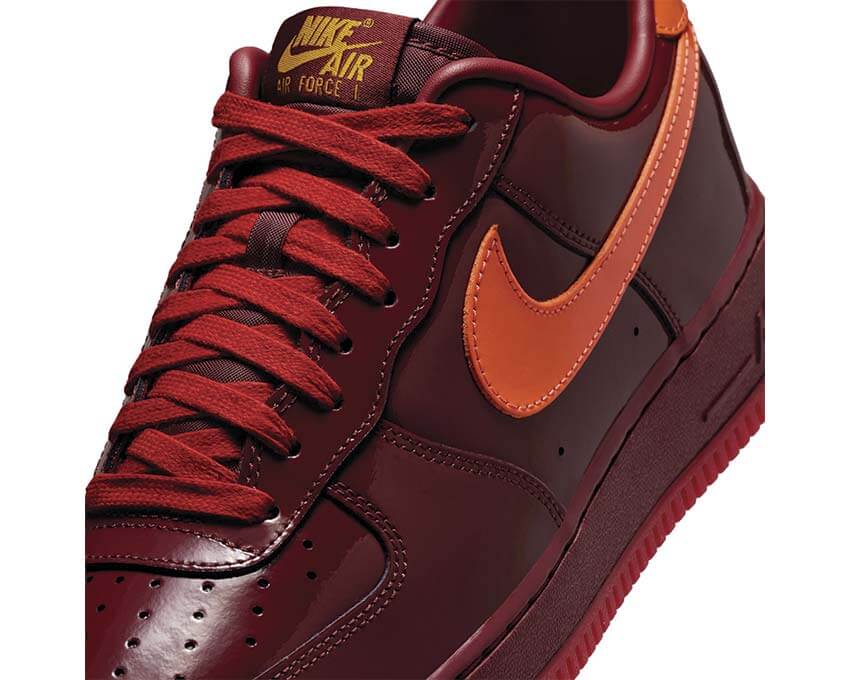 Nike Air Force 1 Low Dark Team Red Seitenansicht — Lackleder-Schaft
