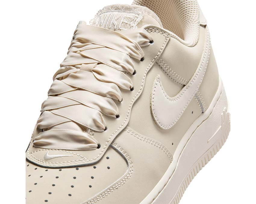 Nike Air Force 1 Retro Premium Oatmeal Seitenansicht — Premium-Lederoberteil beige