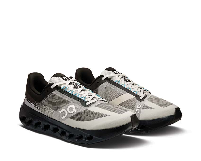 On Cloudsurfer Next Black vista lateral — parte superior flexible zapatilla running hombre