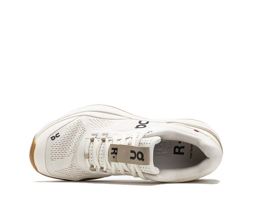 On The Roger Pro Ivory detalle — parte superior sneaker tennis lifestyle hombre
