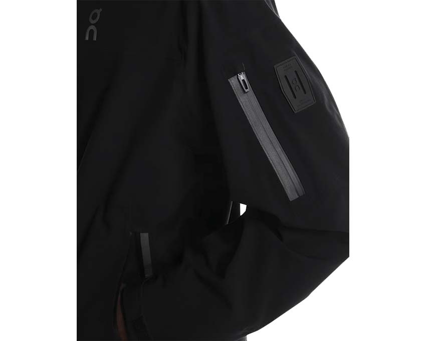 On Trek Jacket M Black porté — veste GuardTec lifestyle outdoor homme