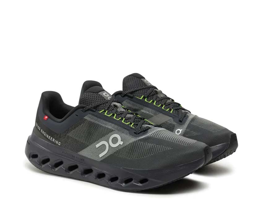 On Cloudsurfer Next Black/Iron Seitenansicht — flexibles Obermaterial Herren